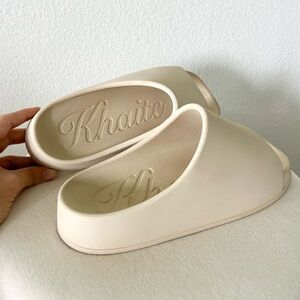 KHAITE The Brighton Rubber Slide in Cream